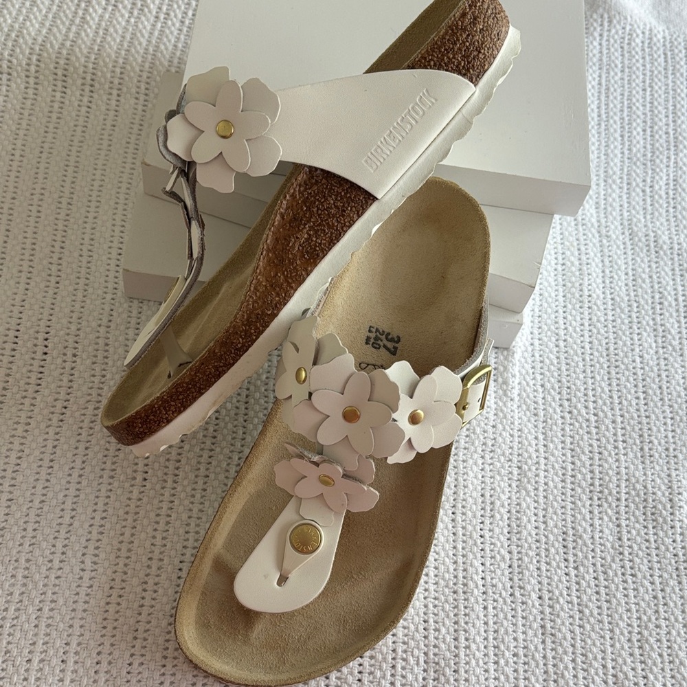 Birkenstock Gizeh White Floral Sandals - Picture 3 of 7